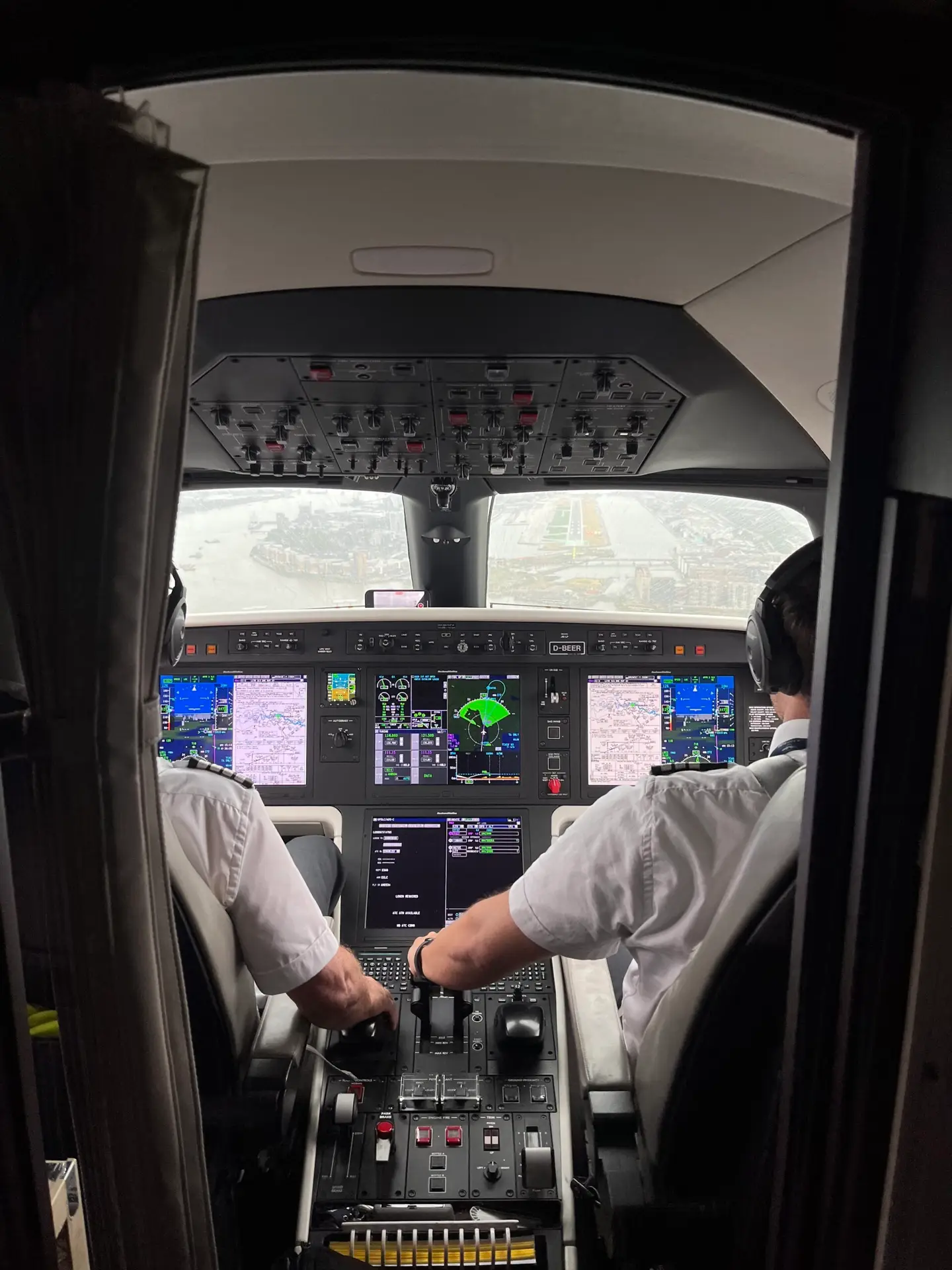 Cockpit eines Verkehrsflugzeugs