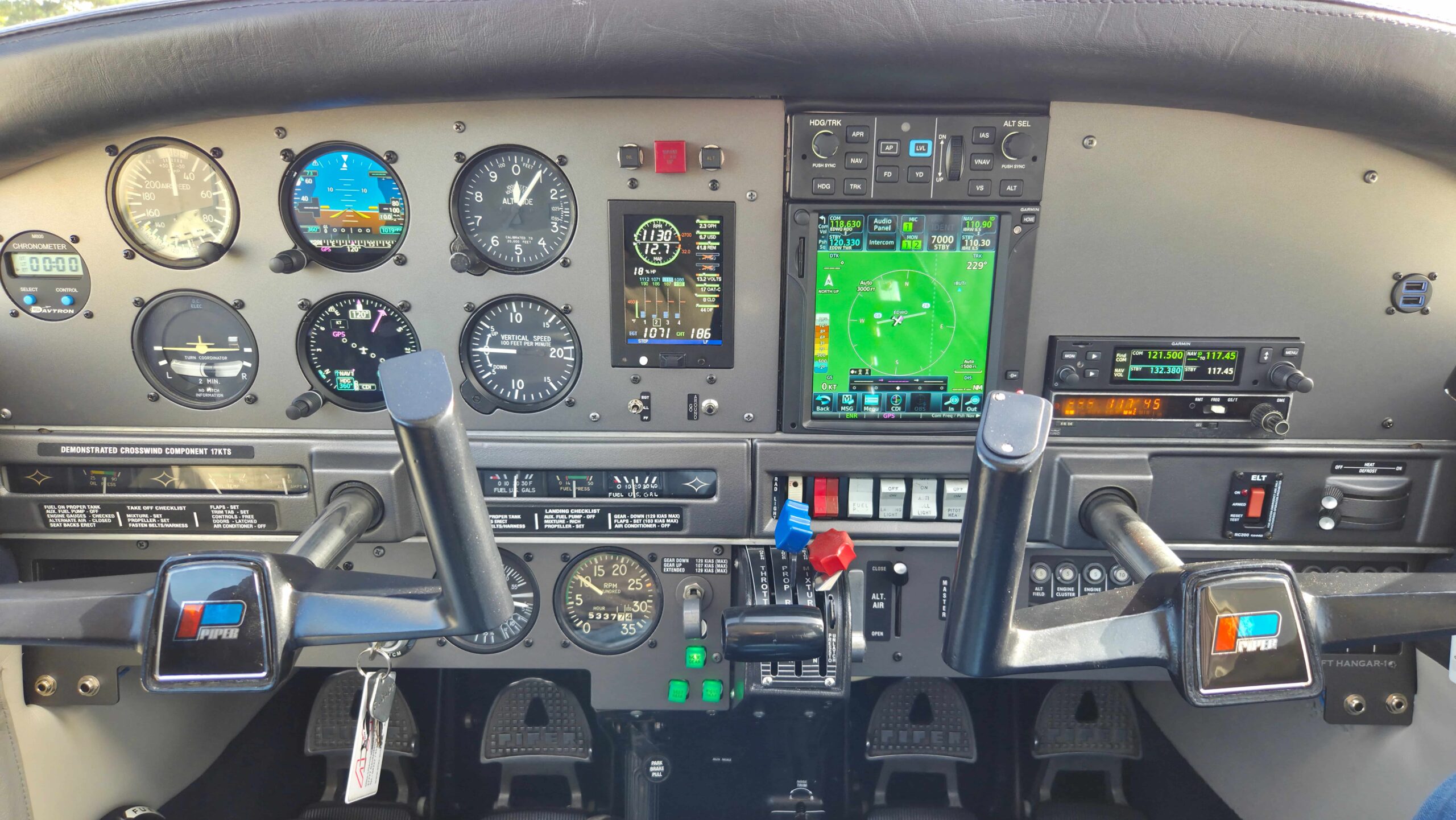 Piper PA28 R201 Arrow III Cockpit View