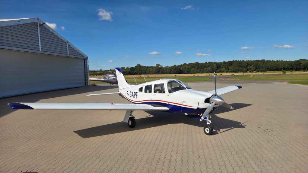 Piper PA28 R201 Arrow III Cockpit View
